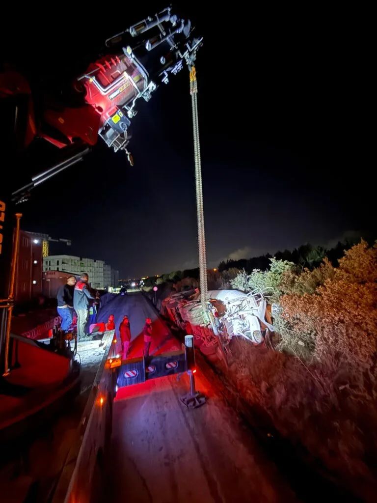 Arnavutköy'de devrilen araç kurtarma çalışması, gece — Öz Yavuzlar Vinç