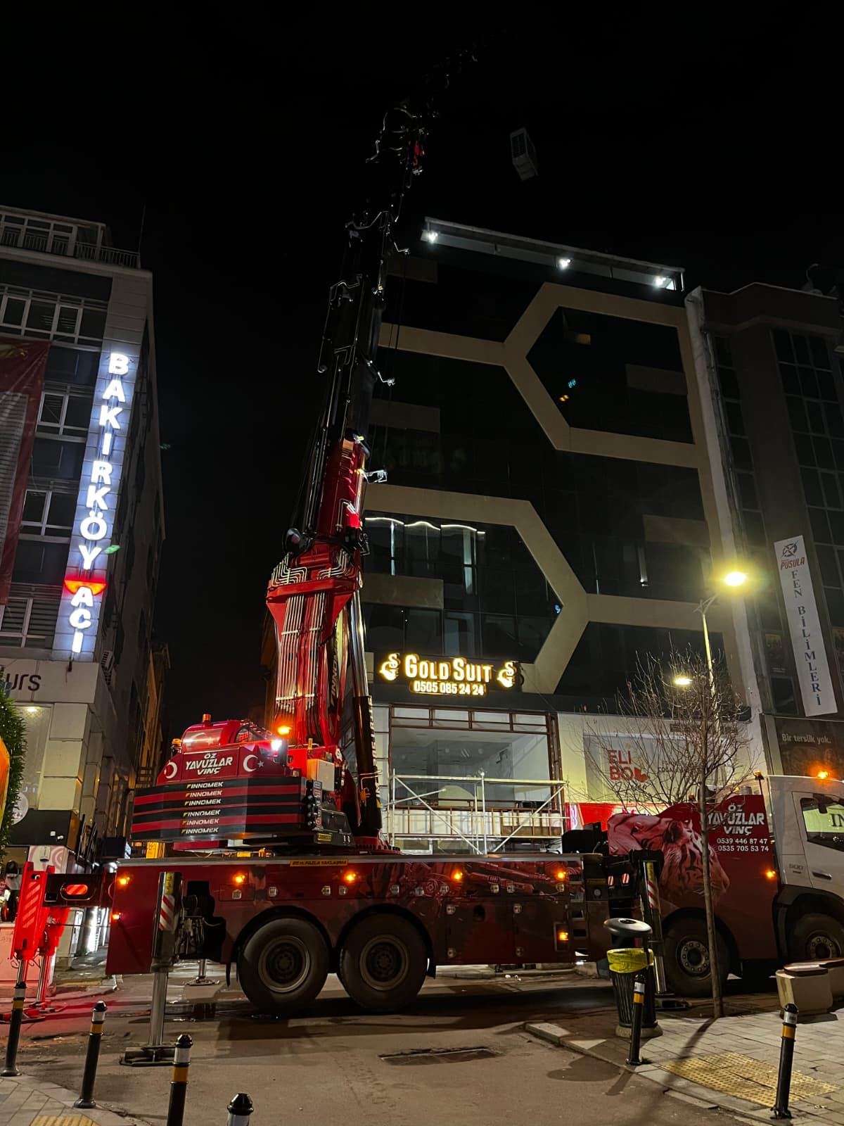 Bakırköy'de gece vinç çalışması — Öz Yavuzlar Vinç