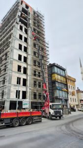 Sultangazi Habipler'de inşaat şantiyesi vinç çalışması — Sultangazi İstanbul, Öz Yavuzlar Vinç