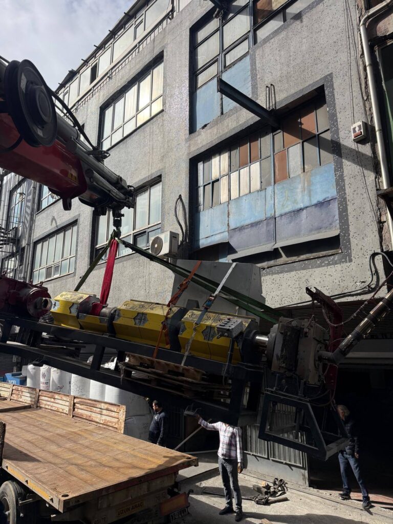 Bayrampaşa'da granül ve plastik makineleri yükleme - İstanbul, Öz Yavuzlar Vinç