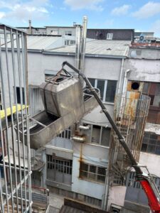 Sanayi binası çatı katına ağır metal ekipman indirme işi — Bayrampaşa, İstanbul, Öz Yavuzlar Vinç
