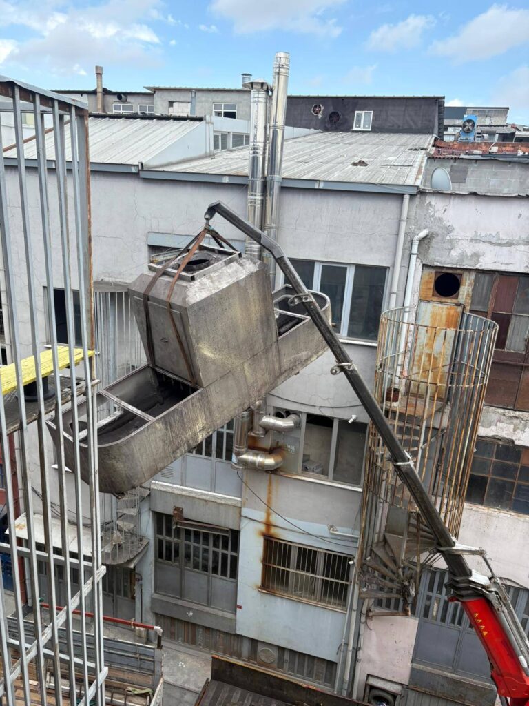 Sanayi binası çatı katına ağır metal ekipman indirme işi — Bayrampaşa, İstanbul, Öz Yavuzlar Vinç
