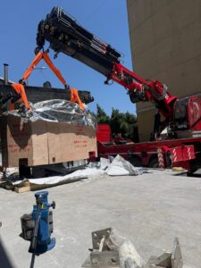 Klinik MR (manyetik rezonans) cihazının vinç ile taşınması — Büyükçekmece, İstanbul, Öz Yavuzlar Vinç