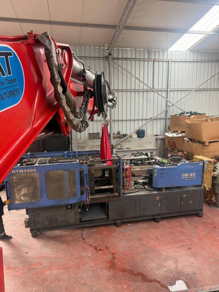 Plastik enjeksiyon makinesinin fabrika içinde taşınması — Çerkezköy, Tekirdağ, Öz Yavuzlar Vinç
