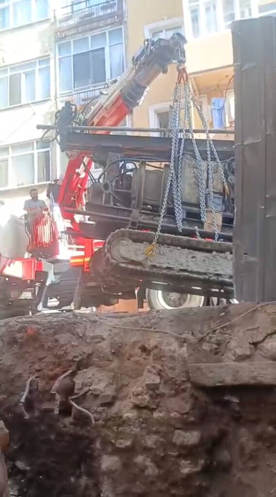 Fatih Balat'ta forekazik makinesi çıkarma çalışması - İstanbul, Öz Yavuzlar Vinç