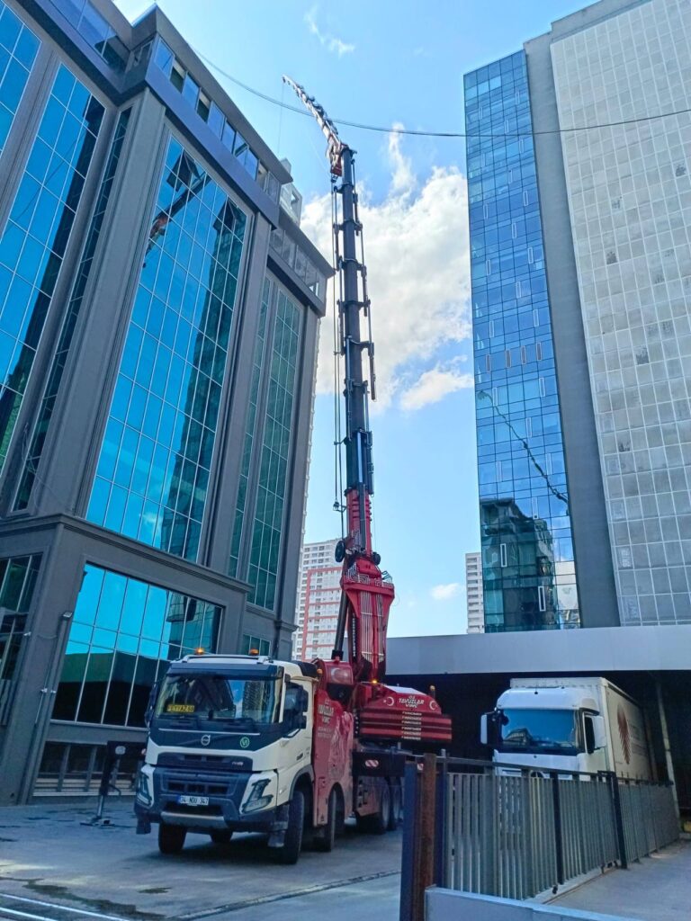 Uzun metraj metal profillerin şehir içi dar sokakta taşınması — Mahmutbey, Bağcılar, İstanbul, Öz Yavuzlar Vinç
