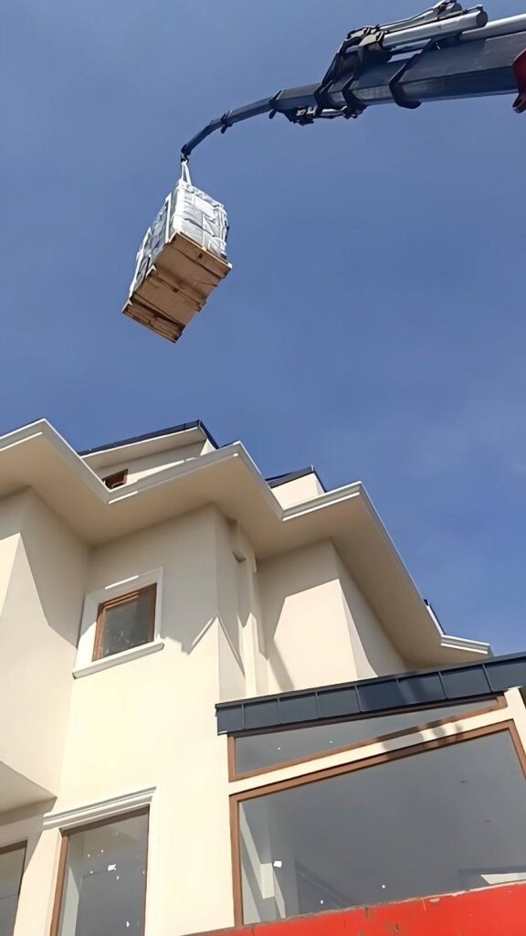 Jakuzinin villa üst katına vinç ile yüklenmesi — Sarıyer, İstanbul, Öz Yavuzlar Vinç