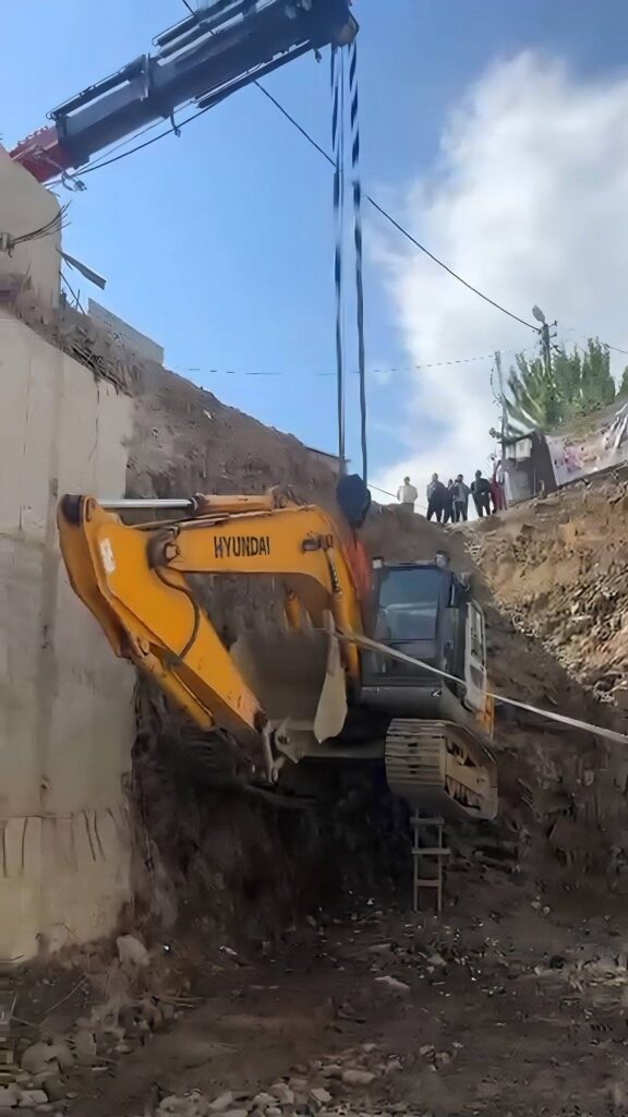 İnşaat çukuruna iş makinesi indirme işi — Sultangazi Habipler, İstanbul, Öz Yavuzlar Vinç