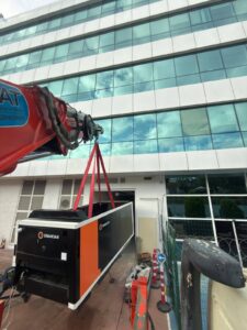 Sanayi jeneratörünün bina içine taşınması — Davutpaşa, Bayrampaşa, İstanbul, Öz Yavuzlar Vinç