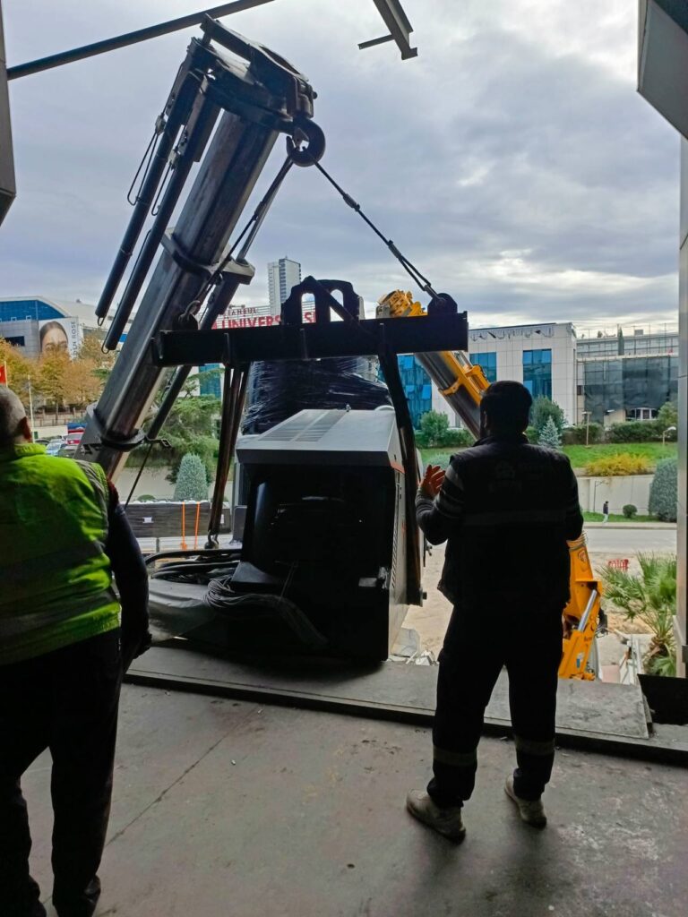 Avcılar'da granür makinesi ortak kaldırma operasyonu - İstanbul, Öz Yavuzlar Vinç