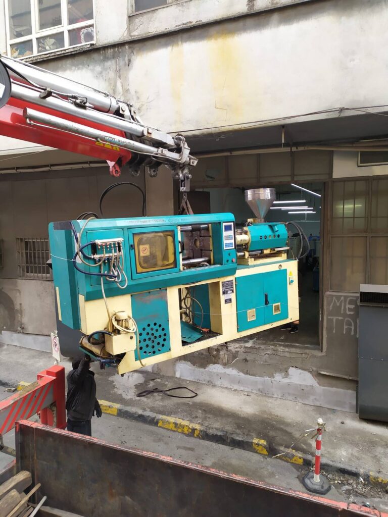 Bayrampaşa Ayrancılar'da 4 ton enjeksiyon makinesi yükleme - İstanbul, Öz Yavuzlar Vinç