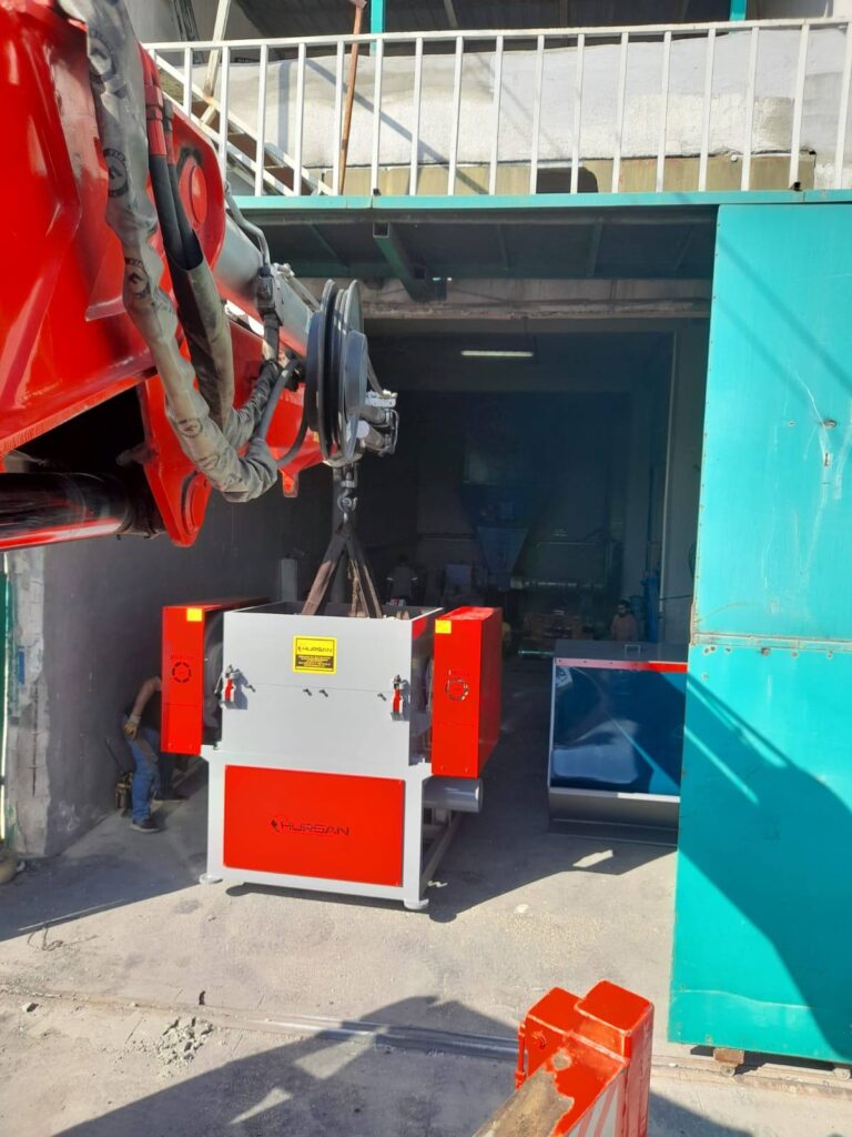 Bayrampaşa Ayrancılar'da Hursan marka plastik kırma makinesi yükleme - İstanbul, Öz Yavuzlar Vinç