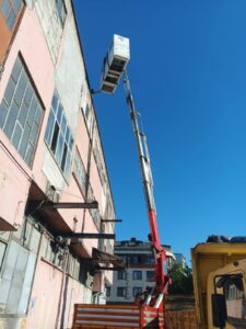 Bayrampaşa'da çatı tipi çiller makinesi montajı - İstanbul, Öz Yavuzlar Vinç
