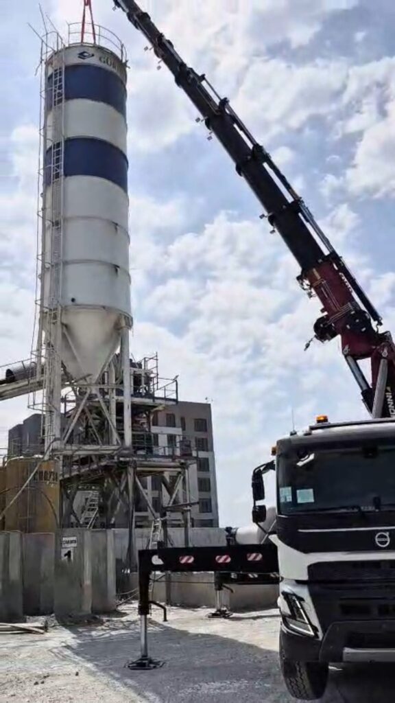 Beylikdüzü'nde beton santrali silo ünitesi yükleme çalışması - İstanbul, Öz Yavuzlar Vinç