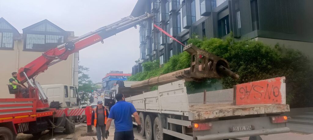 Beyoğlu Taksim'de delici makinesi kovanı taşıma - İstanbul, Öz Yavuzlar Vinç