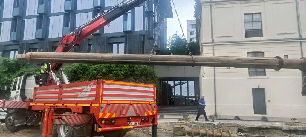 Beyoğlu Taksim'de delici makinesi kovanı taşıma - İstanbul, Öz Yavuzlar Vinç