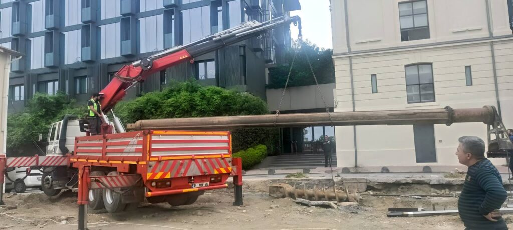 Beyoğlu Taksim'de delici makinesi kovanı taşıma - İstanbul, Öz Yavuzlar Vinç