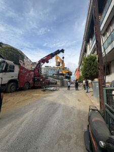 Gaziosmanpaşa'da kazı alanından iş makinesi çıkarma - İstanbul, Öz Yavuzlar Vinç