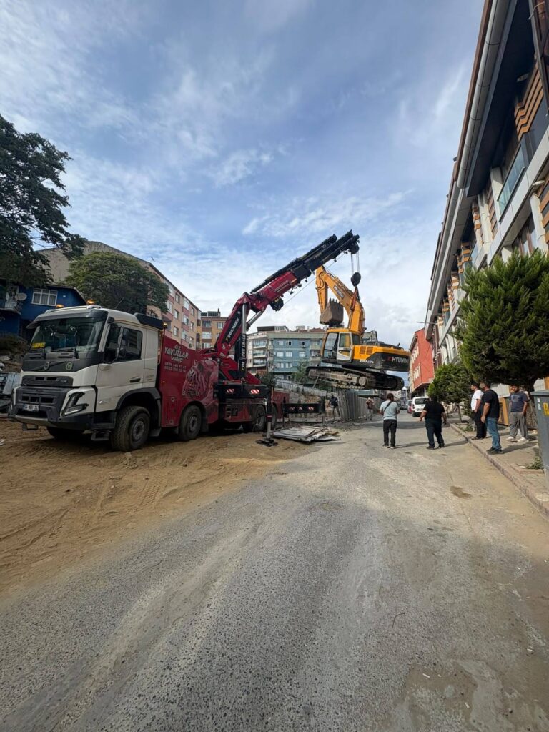 Gaziosmanpaşa'da kazı alanından iş makinesi çıkarma - İstanbul, Öz Yavuzlar Vinç
