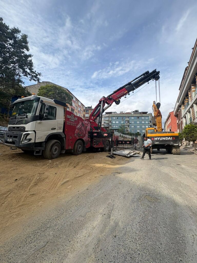 Gaziosmanpaşa'da kazı alanından iş makinesi çıkarma - İstanbul, Öz Yavuzlar Vinç