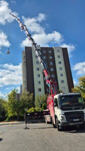 Sarıyer'de apartmanın üst katına yük taşıma çalışması - İstanbul, Öz Yavuzlar Vinç